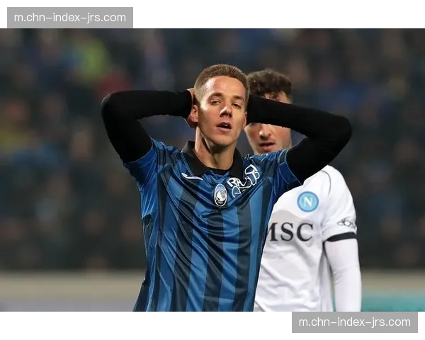 亚特兰大高位逼抢遇阻 萨索洛快速转换击穿三中卫 亚特兰大高位逼抢遇阻 萨索洛快速转换击穿三中卫